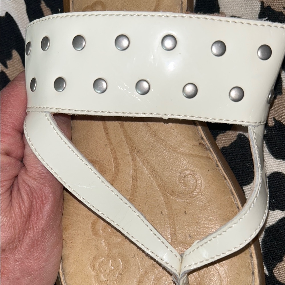BORN🌻Off White/Cream LEATHER SANDALS Flip Flop Style Size 10 - Picture 4 of 8